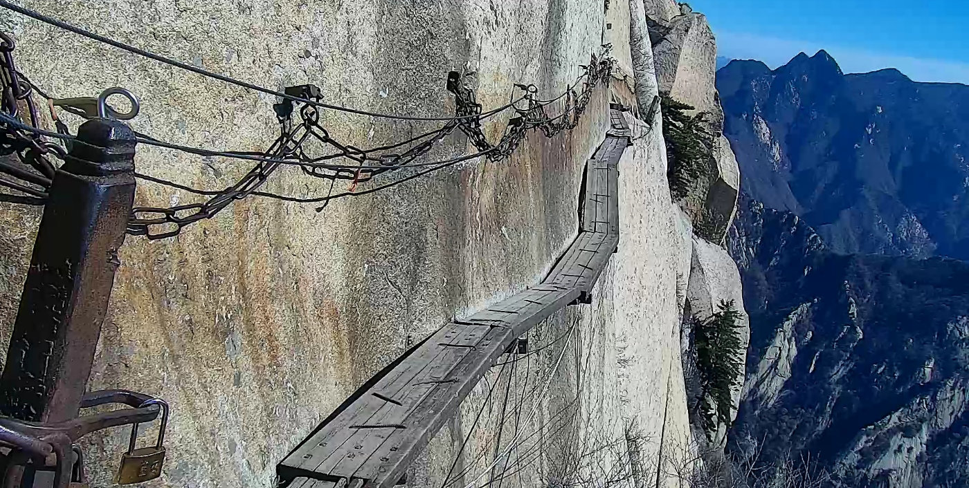 华山的登山之路蜿蜒曲折,到处都是悬崖绝壁.