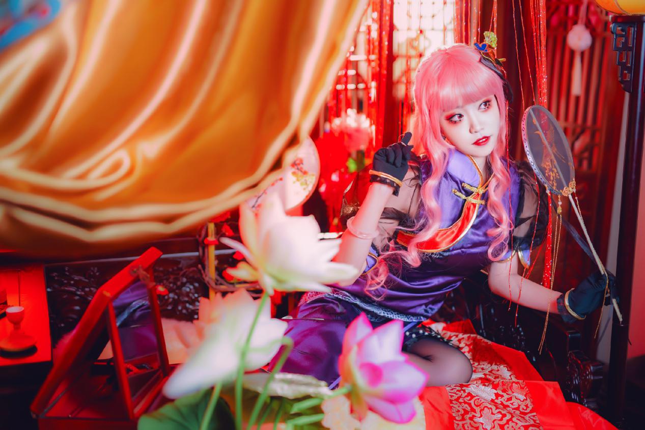 佩罗娜小姐姐小心点坐,你的黑袜不够长,紫色旗袍要开到腿上边了