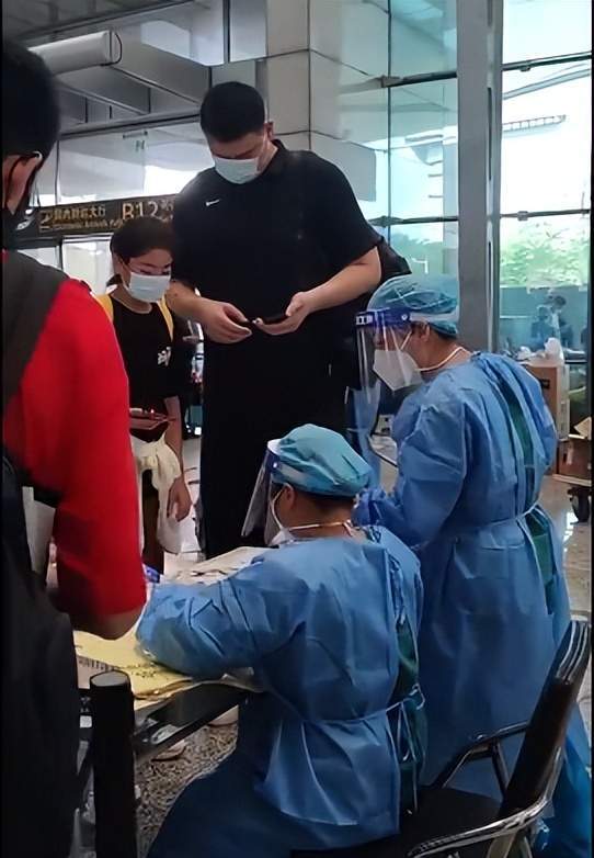 姚明带12岁女儿做核酸，女儿身高接近1米8，网友催促赶紧多生几个休闲区蓝鸢梦想 - Www.slyday.coM