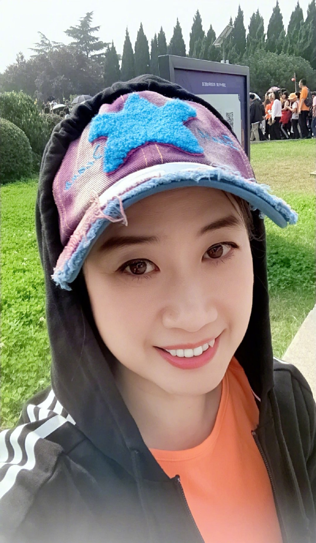 43岁芙蓉姐姐近照曝光,优雅吃日料满脸甜笑,保养得当无皱纹