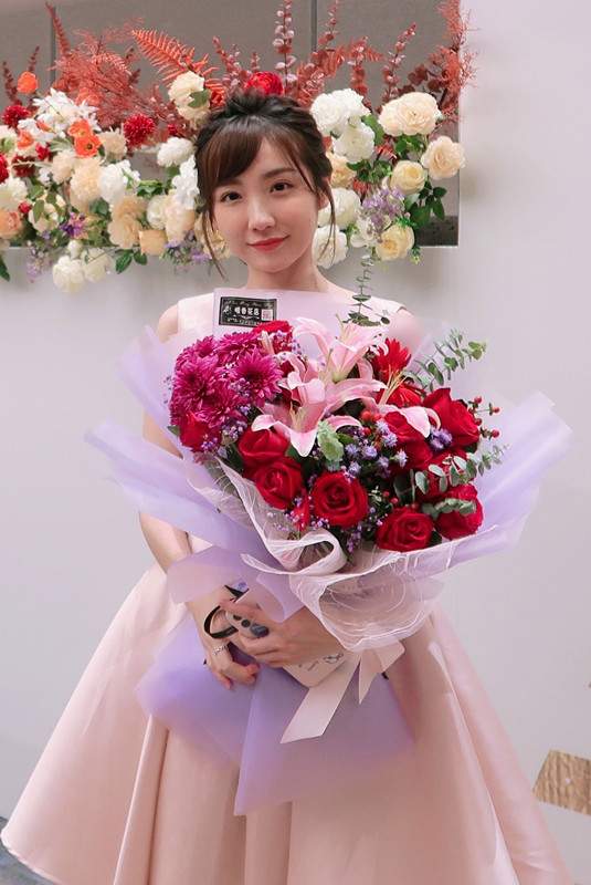 《贺先生的恋恋不忘》顺利杀青"绝世闺蜜"詹子潼再现甜美笑容杀|贺先