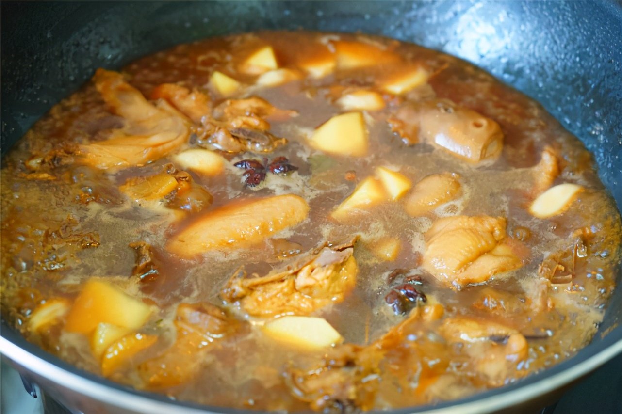 打春要吃鲜,来份醇香诱人的地锅鸡,贴饼子和鸡块这样做真是绝配