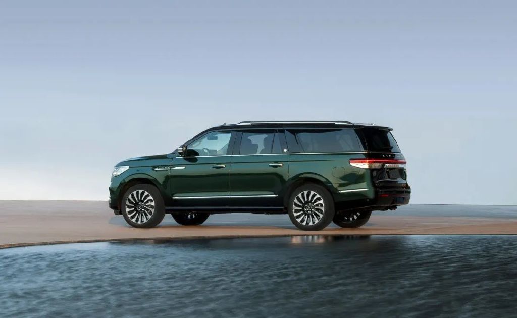 林肯领航员对比宝马X7，百万级豪华SUV怎么选？