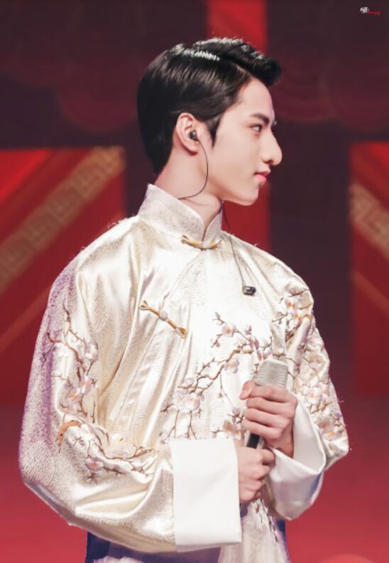 民国小公子刘耀文,弟弟越来越英气了