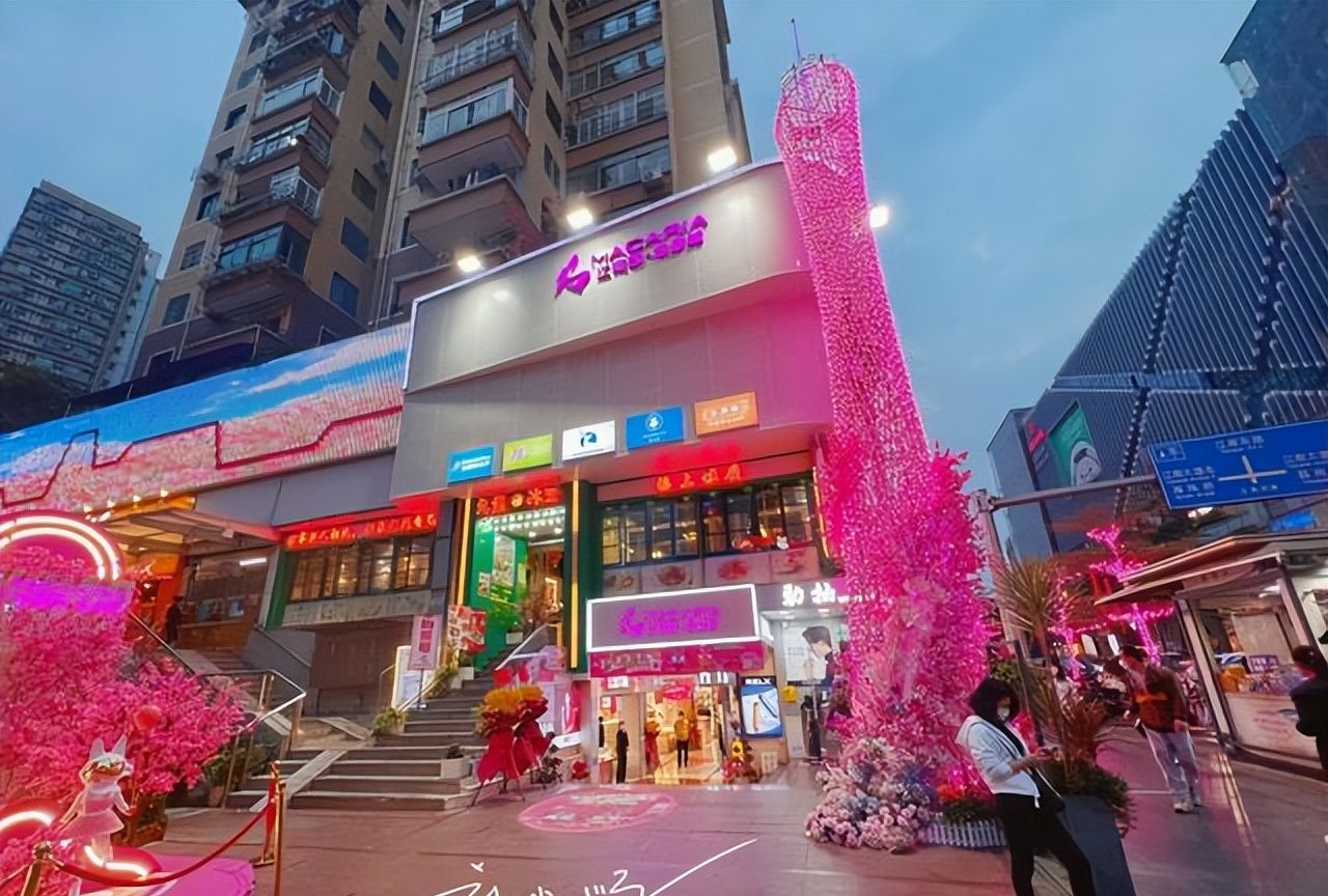 我们在这里逛了一下,可以看到"江南西"商圈现在还是非常热闹的,大街上