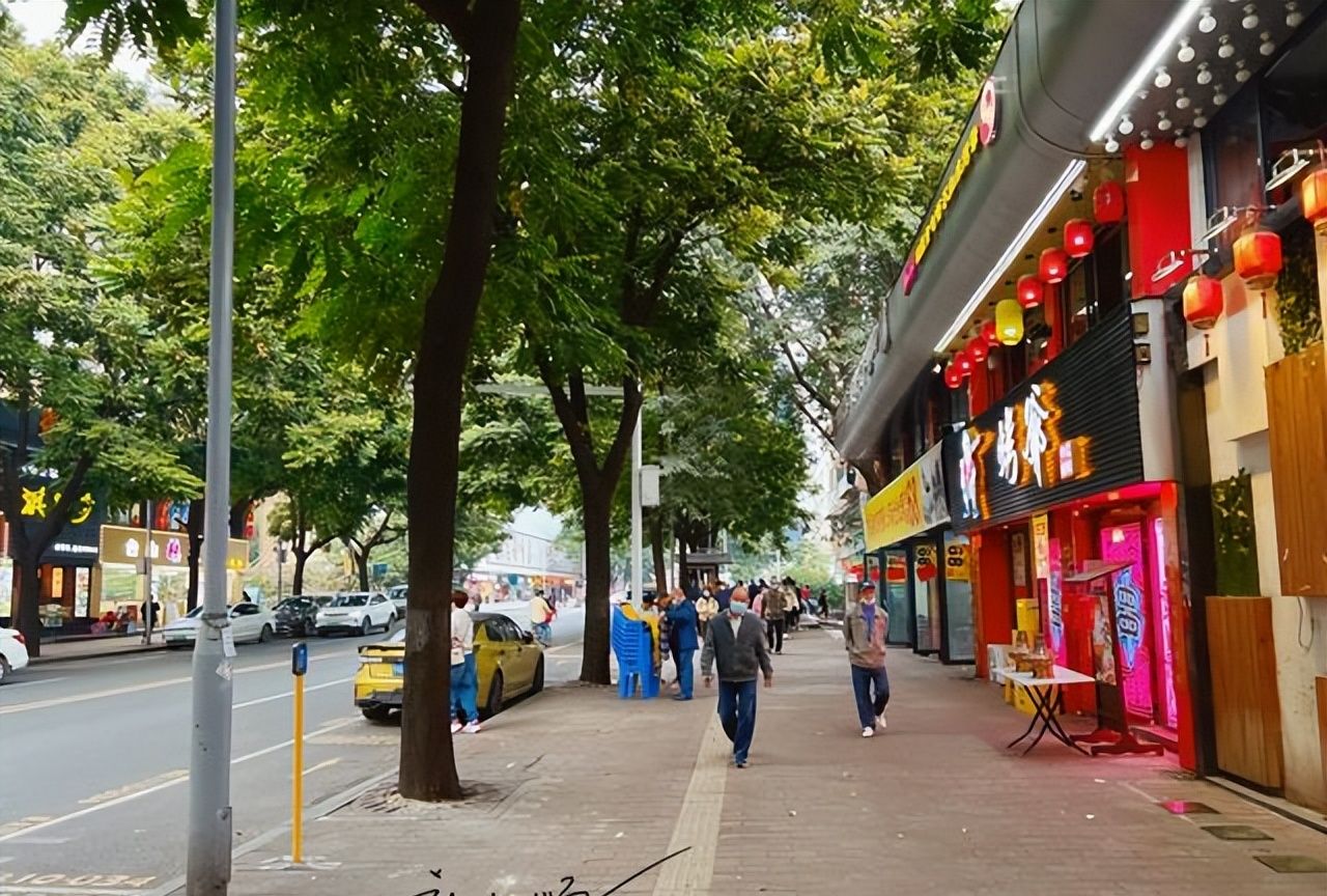 广州著名的老牌商圈位于海珠区现在依然很热闹游客却不多