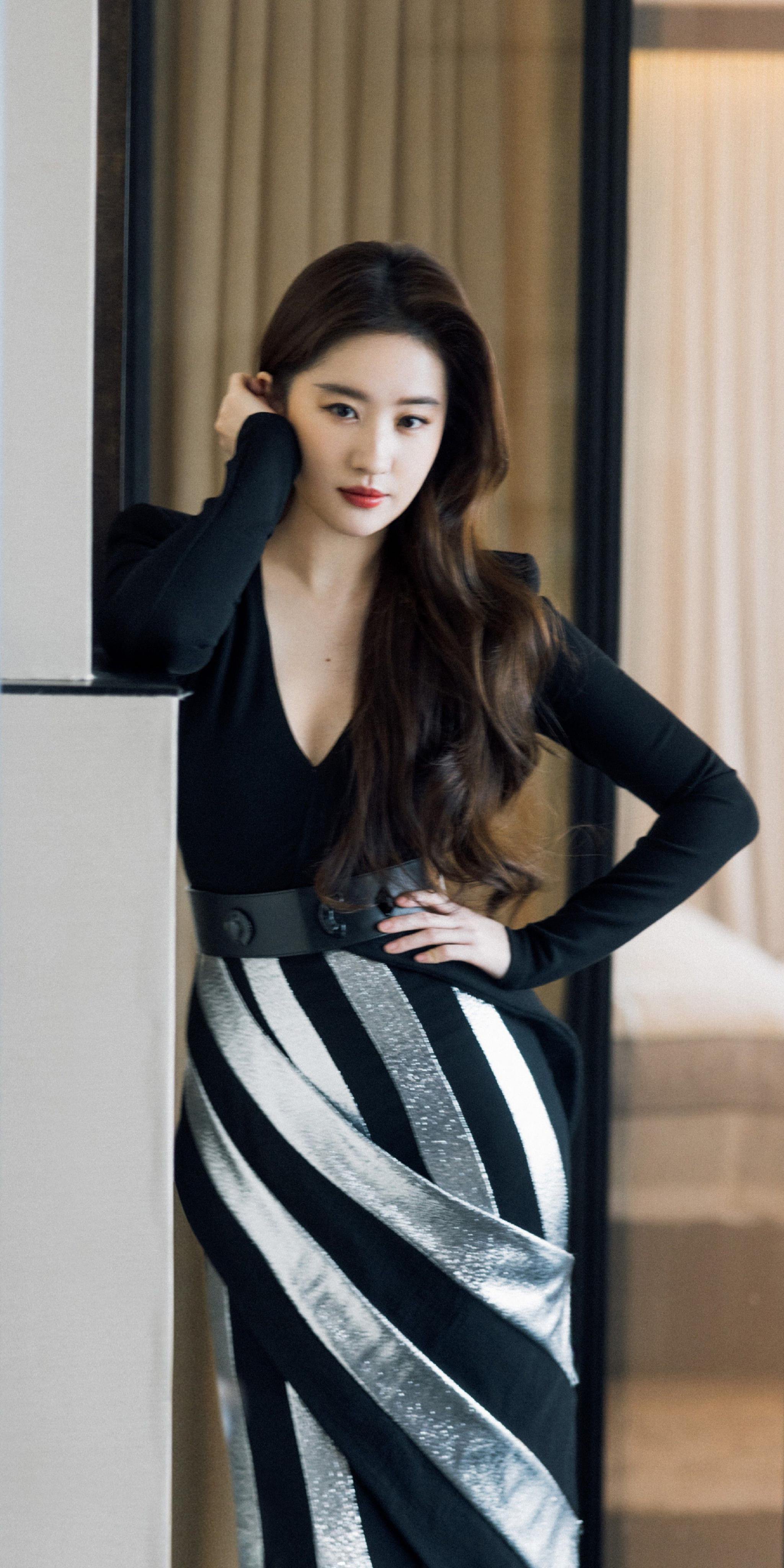刘亦菲深v黑银条纹裙,气质满分!_高清图集_新浪网