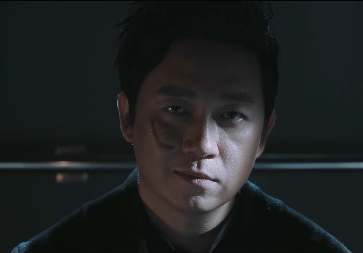 的一张笑脸一分为二,左脸处于阴影之中,嘴角上扬噙着轻蔑嘲讽的笑容