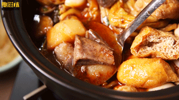 满满的花甲,油豆腐,鹌鹑蛋,螺蛳鸭脚煲除了鸭脚和田螺,煲里还有吸饱