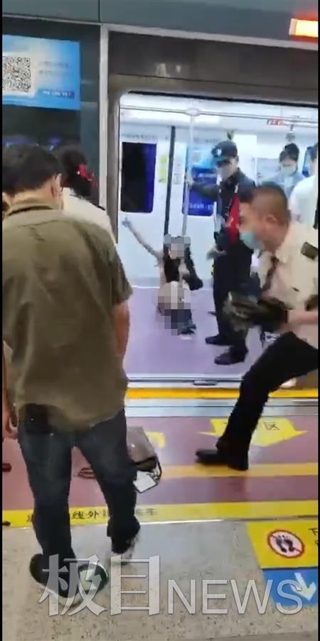 西安地铁拖拽事件涉事保安已停职 西安地铁拖拽事件最新消息！西安地铁保安女子完整版休闲区蓝鸢梦想 - Www.slyday.coM