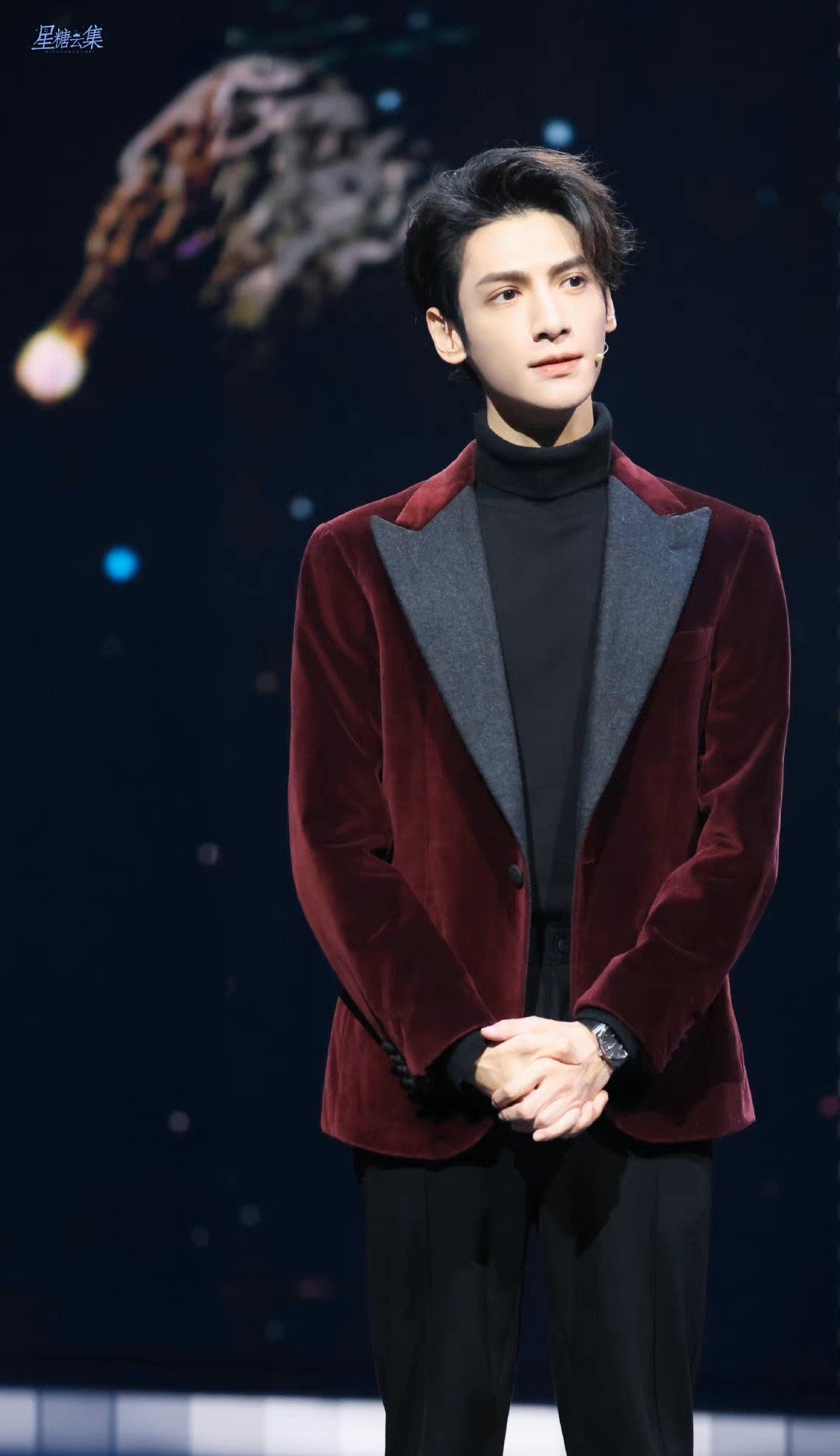 罗云熙网络视听盛典饭拍图～ 酒红色丝绒西装……__财经头条