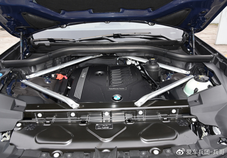 林肯领航员对比宝马X7，百万级豪华SUV怎么选？