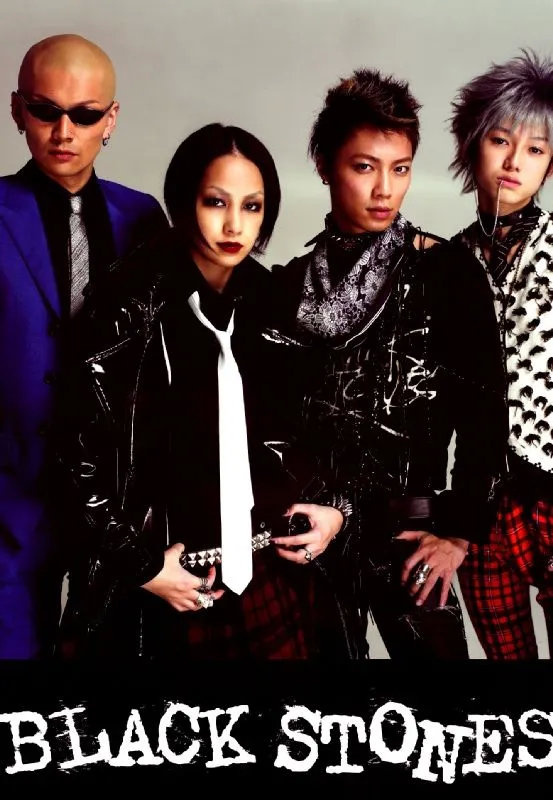 在《nana》里,娜娜的blast乐队也几乎人手一套这样的搭配.