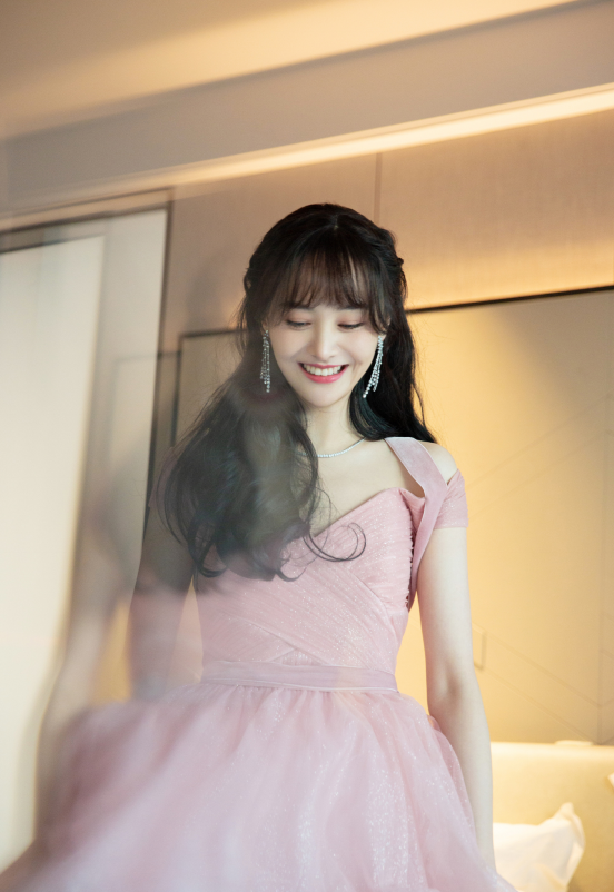 郑爽穿了一条粉色的抹胸纱裙出席活动,很是甜美可爱,甚至让小编看到了