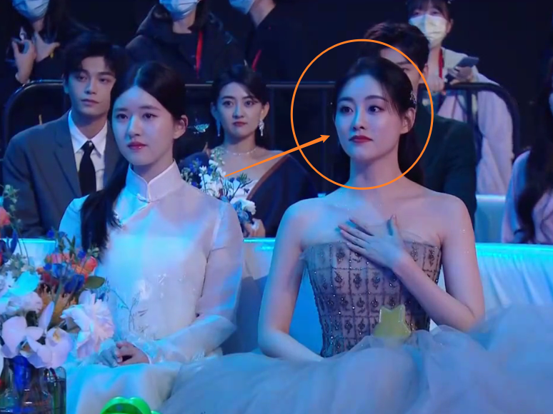 赵露思以国风造型出席大赏,与大六岁祝绪丹同框,反而像姐姐多点__财经