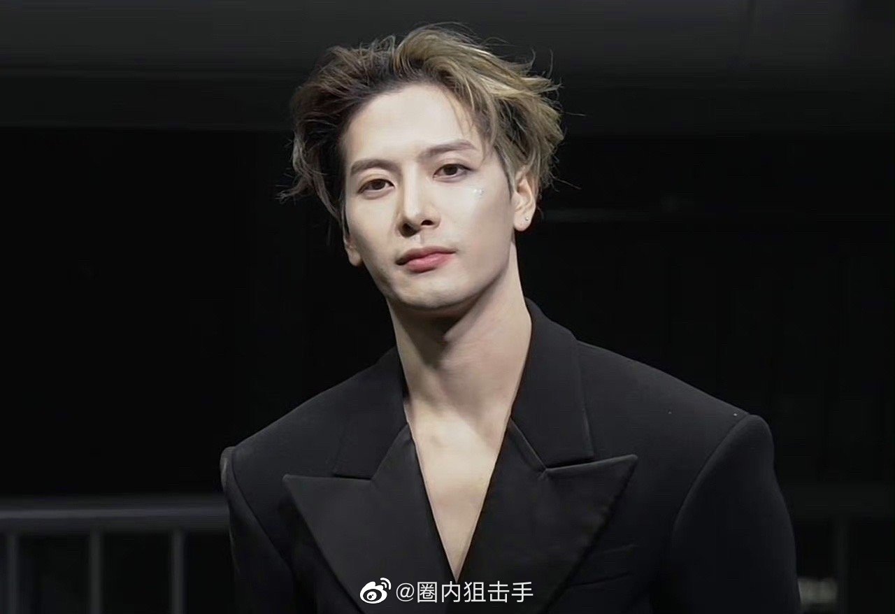 这也太特别了吧,又酷又飒,不愧是嘉尔……|嘉尔|王嘉尔|发色_新浪新闻