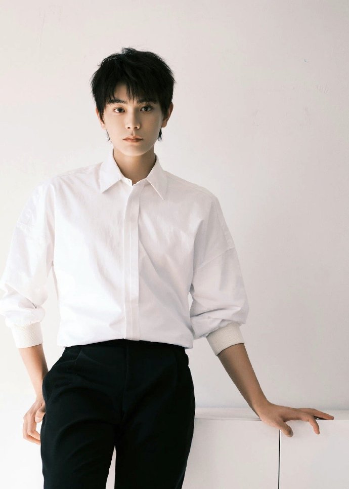 丁禹兮白衬衫造型大片在录音室认真录歌的帅气小丁