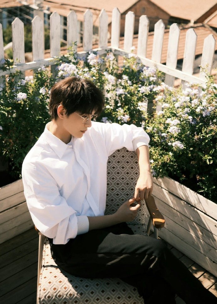 丁禹兮白衬衫造型大片在录音室认真录歌的帅气小丁