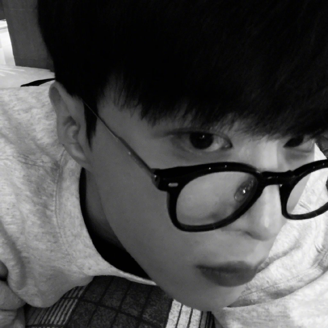 童真少年! 灰色卫衣搭配黑框眼镜,搞怪又酷帅……_高清图集_新浪网