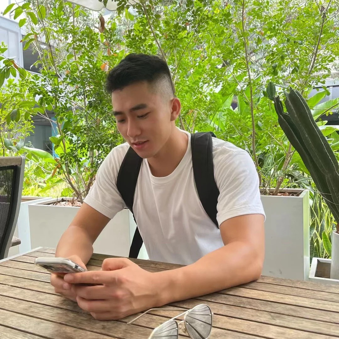 很阳光的黑皮健壮帅哥会经常分享一些健身知识