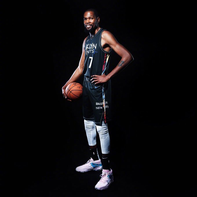 杜兰特新赛季定装照出炉这该死的气质