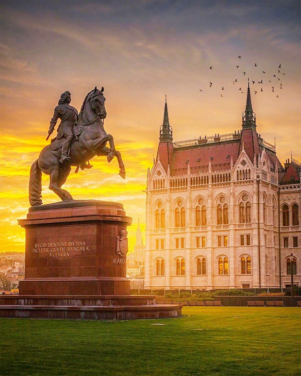 古老城市的钟声响起,黄昏下的匈牙利._高清图集_新浪网