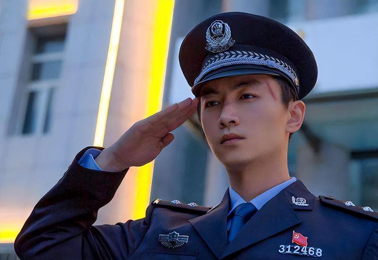 同样演警察把陈晓张若昀和张译等男星放在一起看差别出来了