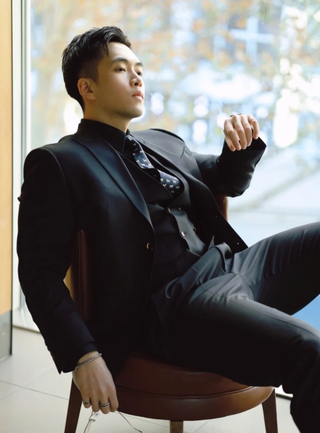 正装帅叔 叶子涵__财经头条