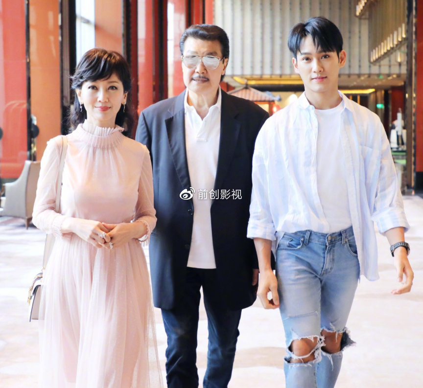 69岁赵雅芝庆生照曝光与儿子合影似情侣穿粉色上衣笑容灿烂