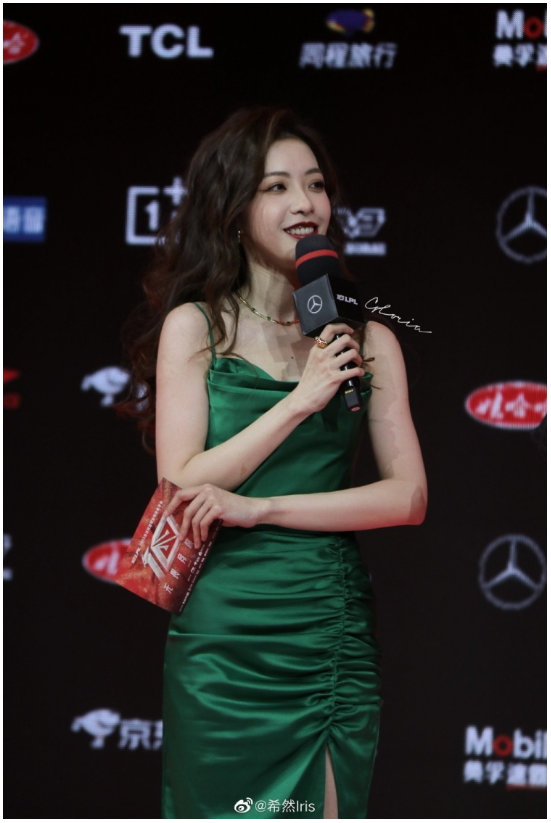 今天是三八妇女节,英雄联盟官方主持人希然更新微博……__财经头条