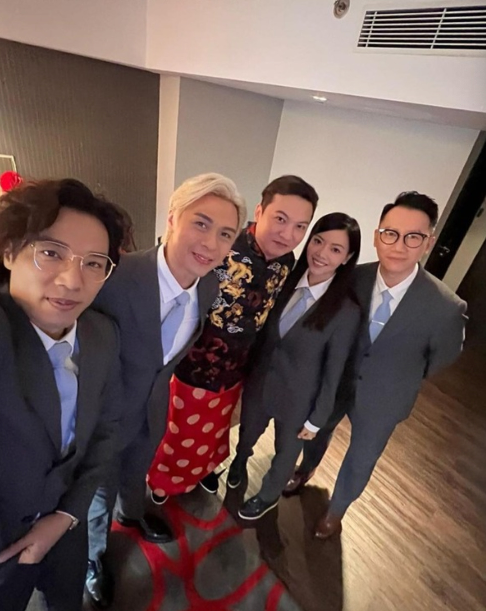 TVB绿叶江晖低调结婚,众多TVB艺人做伴郎,离巢12年已转型做幕后|江晖|伴郎|绿叶_新浪新闻
