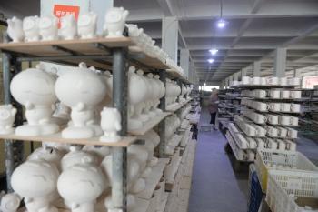 北京冬残奥会开幕在即 福建德化企业开足马力赶工陶瓷版吉祥物“雪容融”休闲区蓝鸢梦想 - Www.slyday.coM