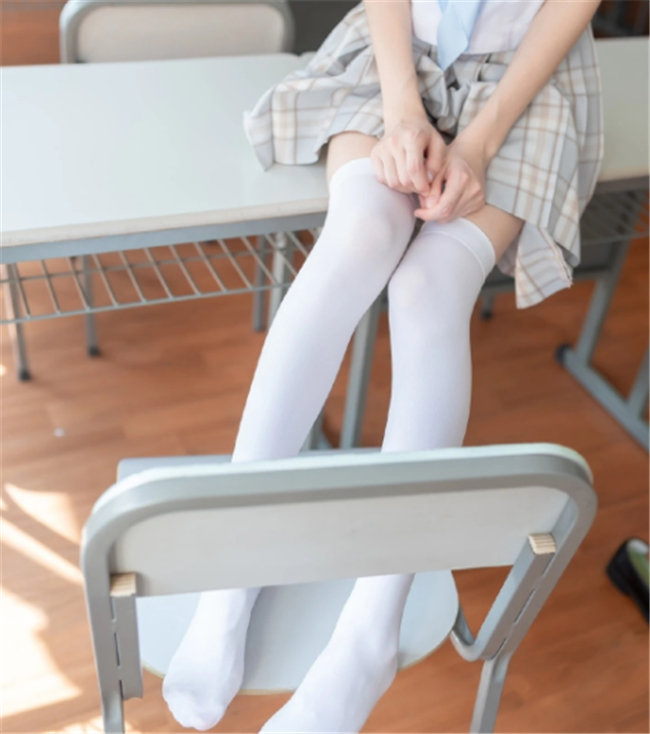 rng玩鬼屋带上太太团姿态嫂子jk白丝腿抢镜右边狼行女友亮了