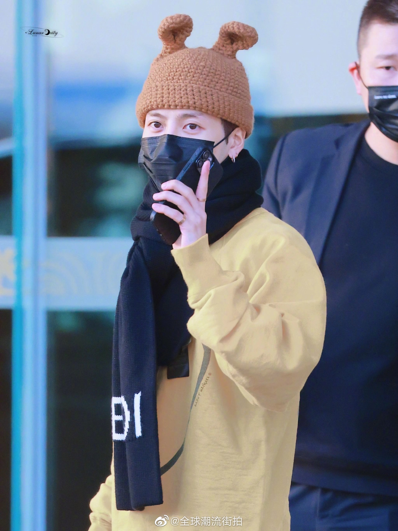 王嘉尔最新机场私服更新 皮质棉夹克内搭笑脸印花卫衣