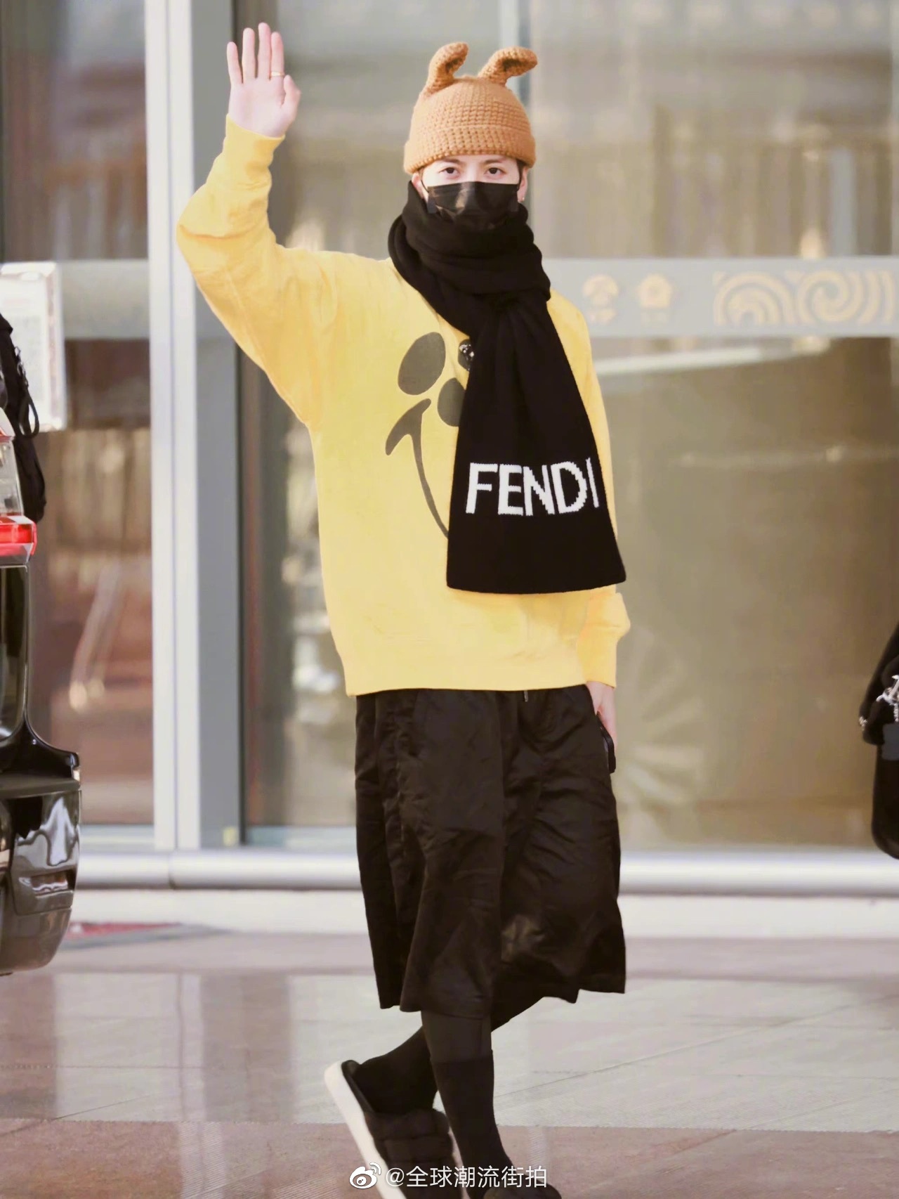 王嘉尔最新机场私服更新 皮质棉夹克内搭笑脸印花卫衣……__财经头条