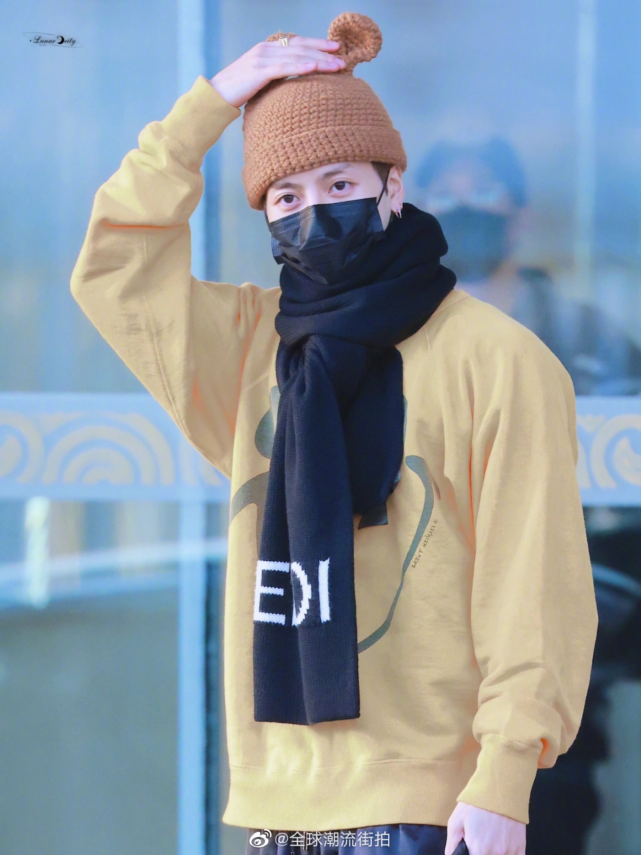 王嘉尔最新机场私服更新 皮质棉夹克内搭笑脸印花卫衣……__财经头条