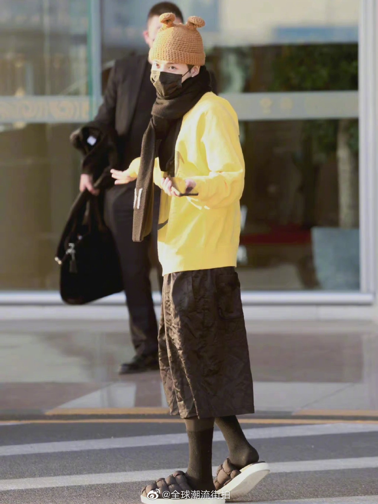 王嘉尔最新机场私服更新 皮质棉夹克内搭笑脸印花卫衣……__财经头条