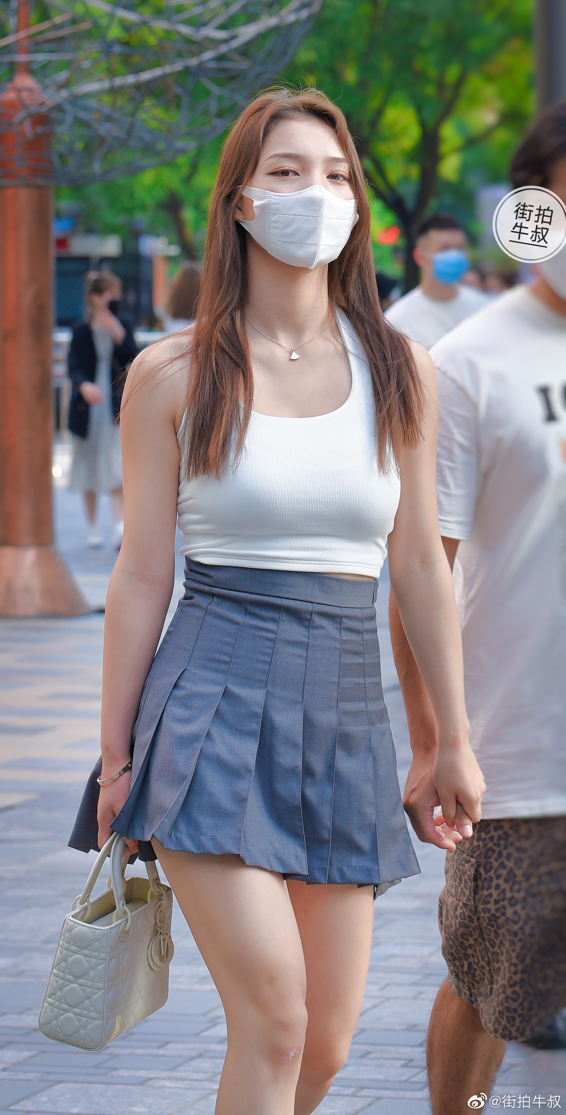 美女穿着性感的美背小背心出街_高清图集_新浪网