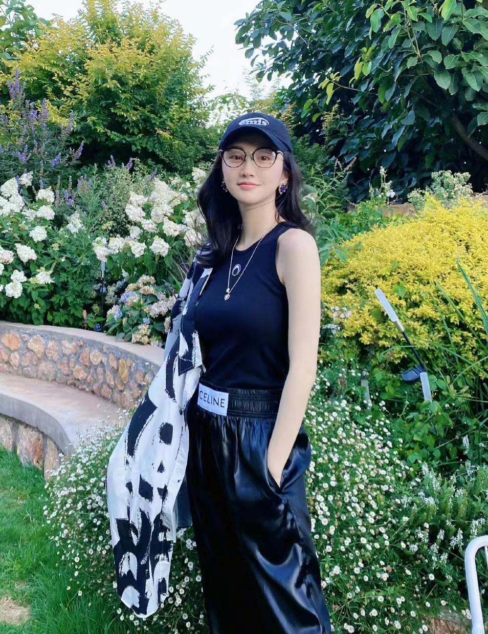 这里是为青年提供时尚穿搭信息的创美生活家,今天景甜的这套私服穿搭