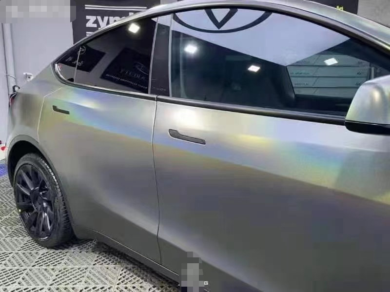 特斯拉model y改色镭射灰 炫酷又个性