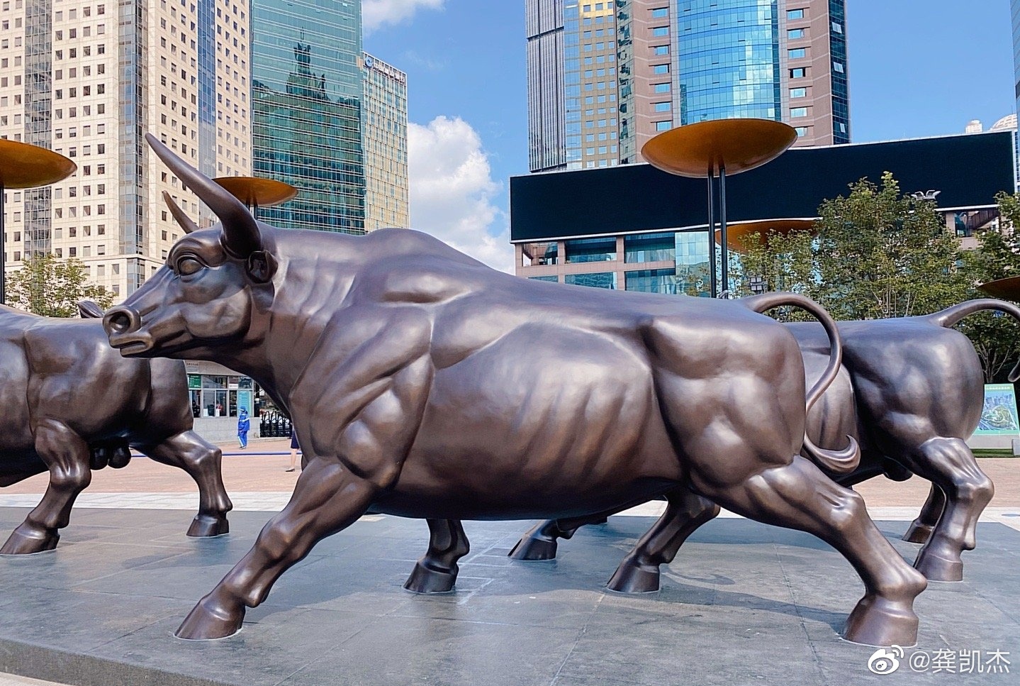 陆家嘴金融街换了一头新牛这气势咋样
