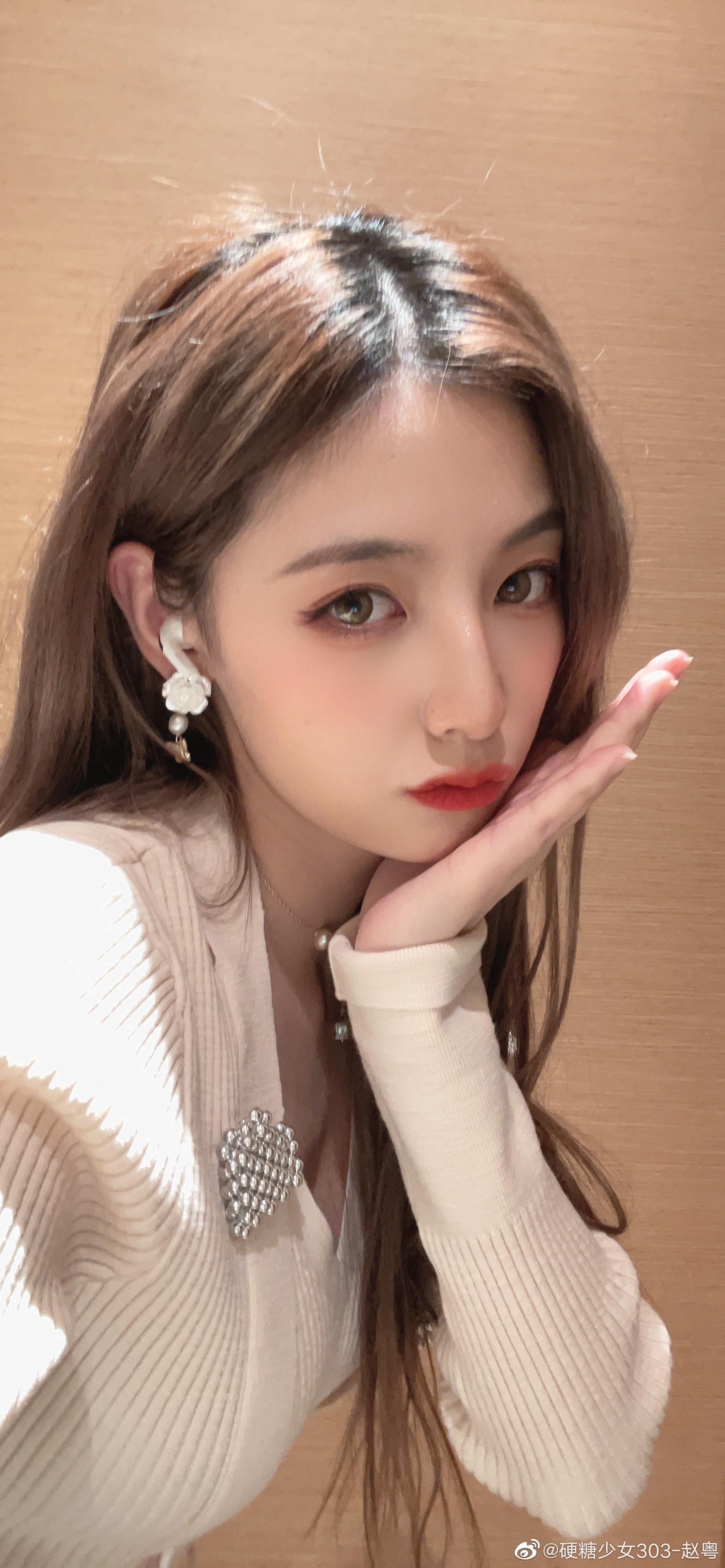 赵粤分享九宫格自拍:来个九宫格 愉快的周六签收怼脸拍的粤粤