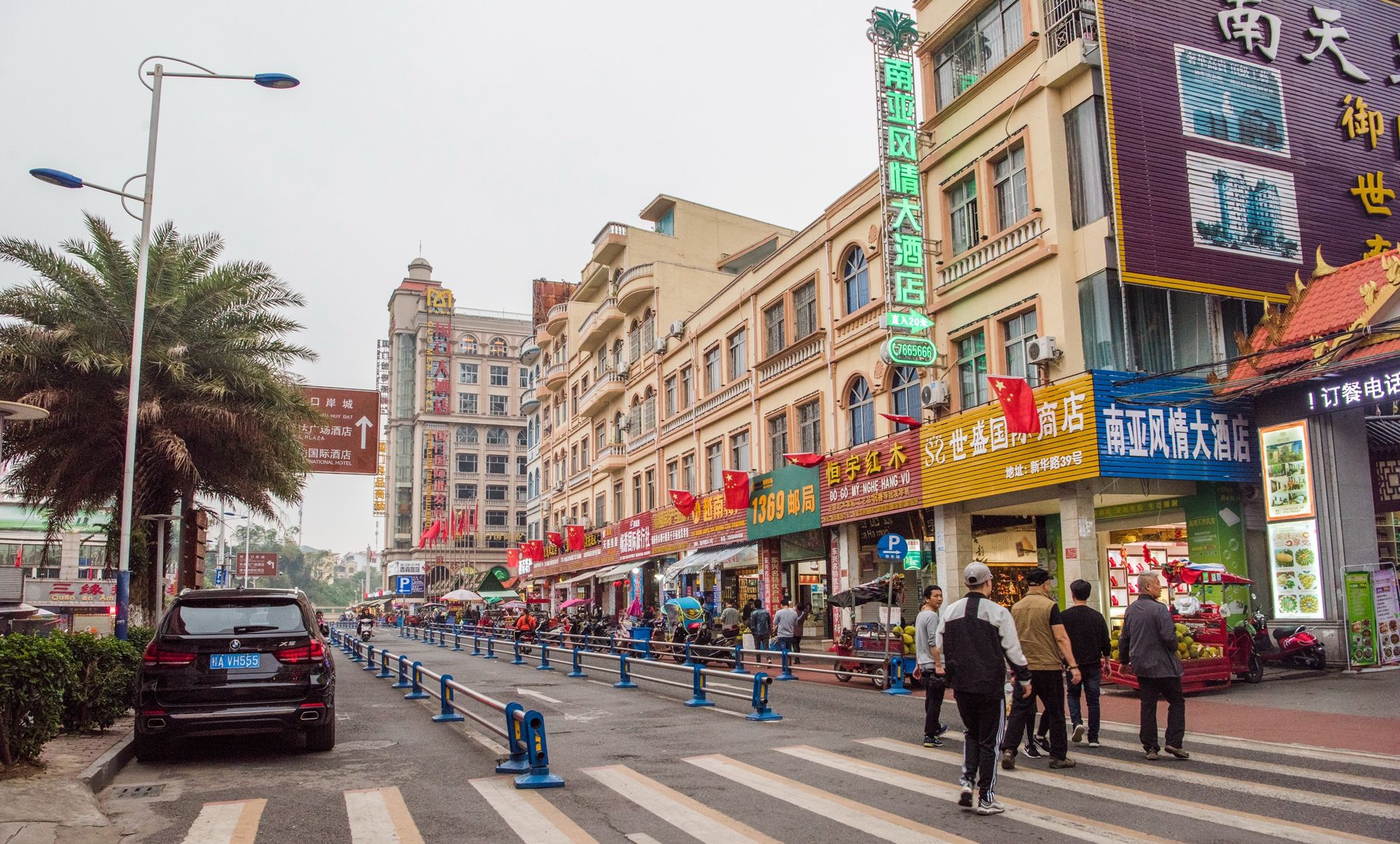 中国和越南交界处有个东兴市可以一眼看两国街上的建筑很洋气