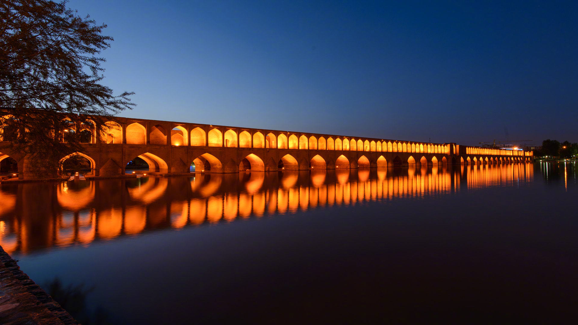 伊朗伊斯法罕三十三孔桥,是伊朗伊斯法罕11座桥梁之一