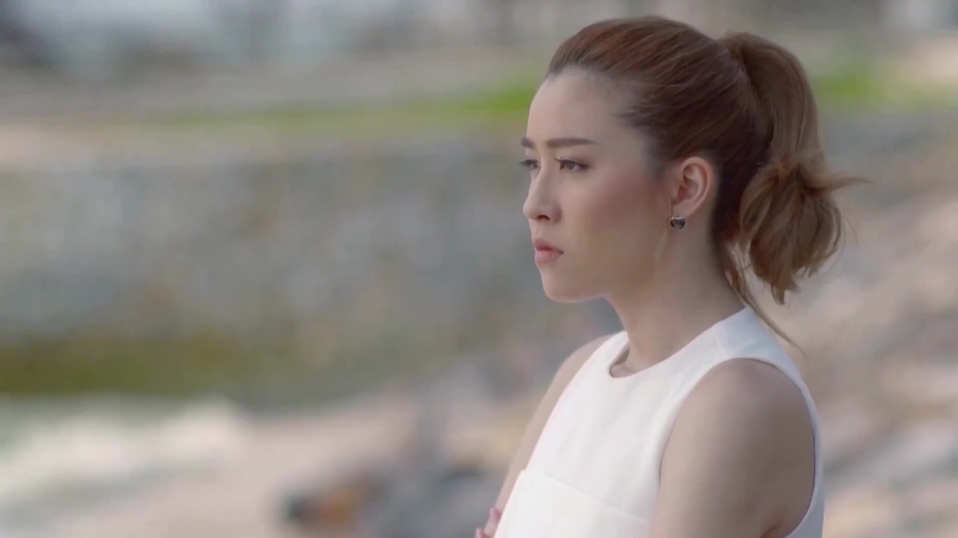 换心爱结:美女回想和总裁的互动,游走在海边,寻找自己迷失的心