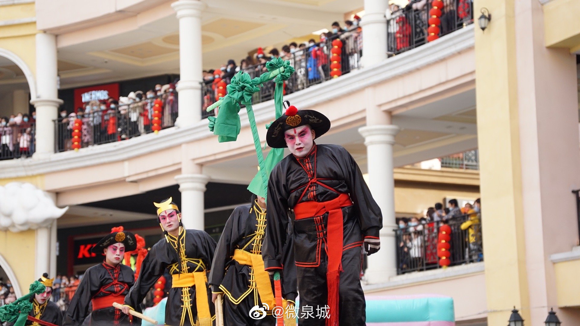 济南西关高跷队精彩表演 这才有年味__财经头条