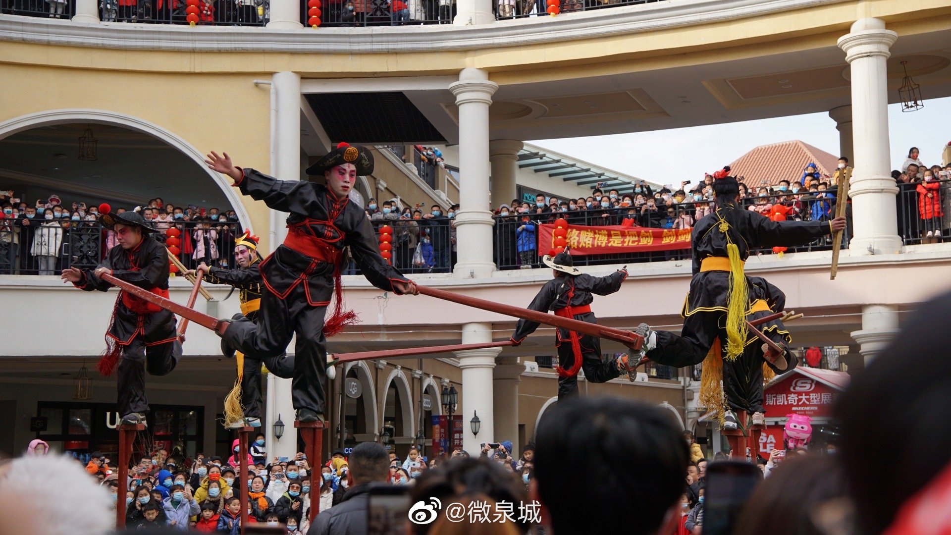 济南西关高跷队精彩表演 这才有年味__财经头条