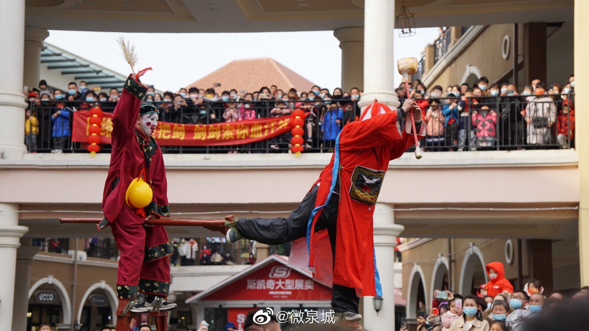 济南西关高跷队精彩表演 这才有年味__财经头条