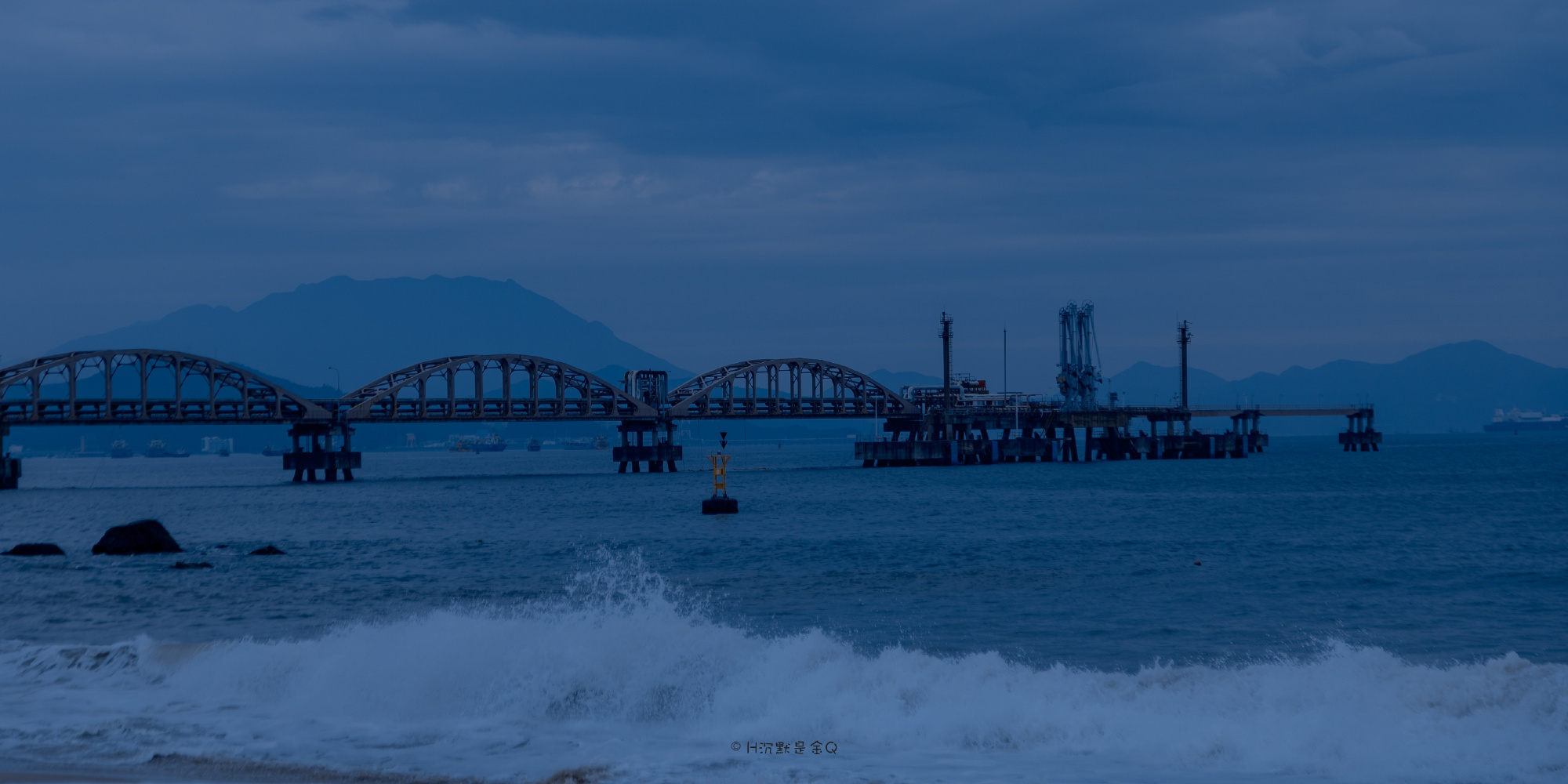 在海边，吹海风，看海景，听海浪声声~🌊 （@H沉默是金Q