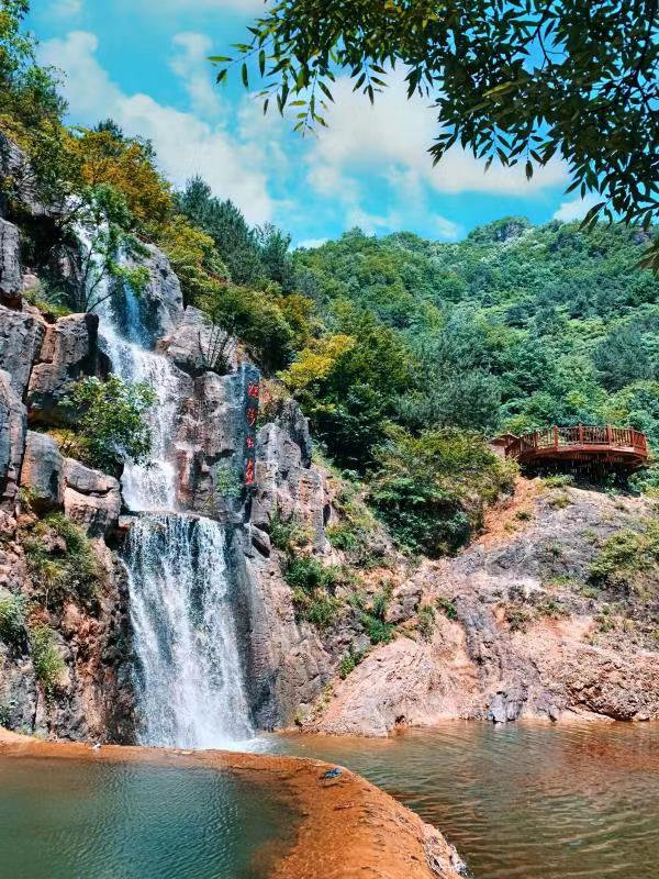 秦岭江山景区位于商洛市商州区腰市镇境内,距西安90公里,距商洛市区33